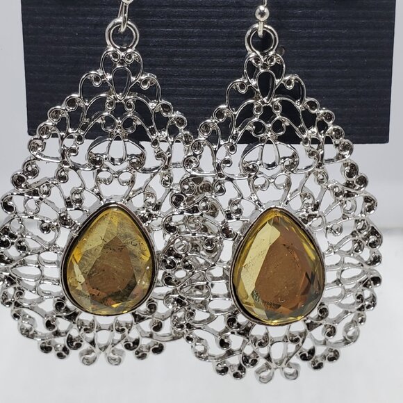 Bijou Silver-tone filigree dangle ear with teardrop-shaped golden-hued gemstone - Picture 2 of 5